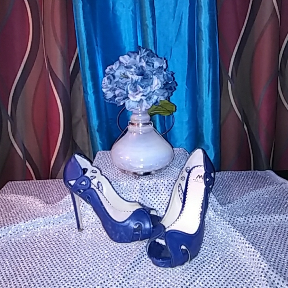 Ladies size 8.5 navy blue high heel pumps
